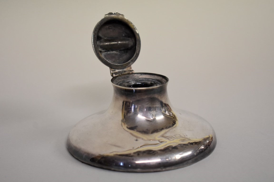 A silver capstan inkwell, by Mappin & Webb, indistinct marks, Birmingham 1905?, 10cm diameter. - Image 3 of 4