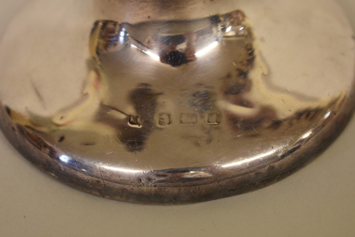 A silver capstan inkwell, by Mappin & Webb, indistinct marks, Birmingham 1905?, 10cm diameter. - Image 4 of 4