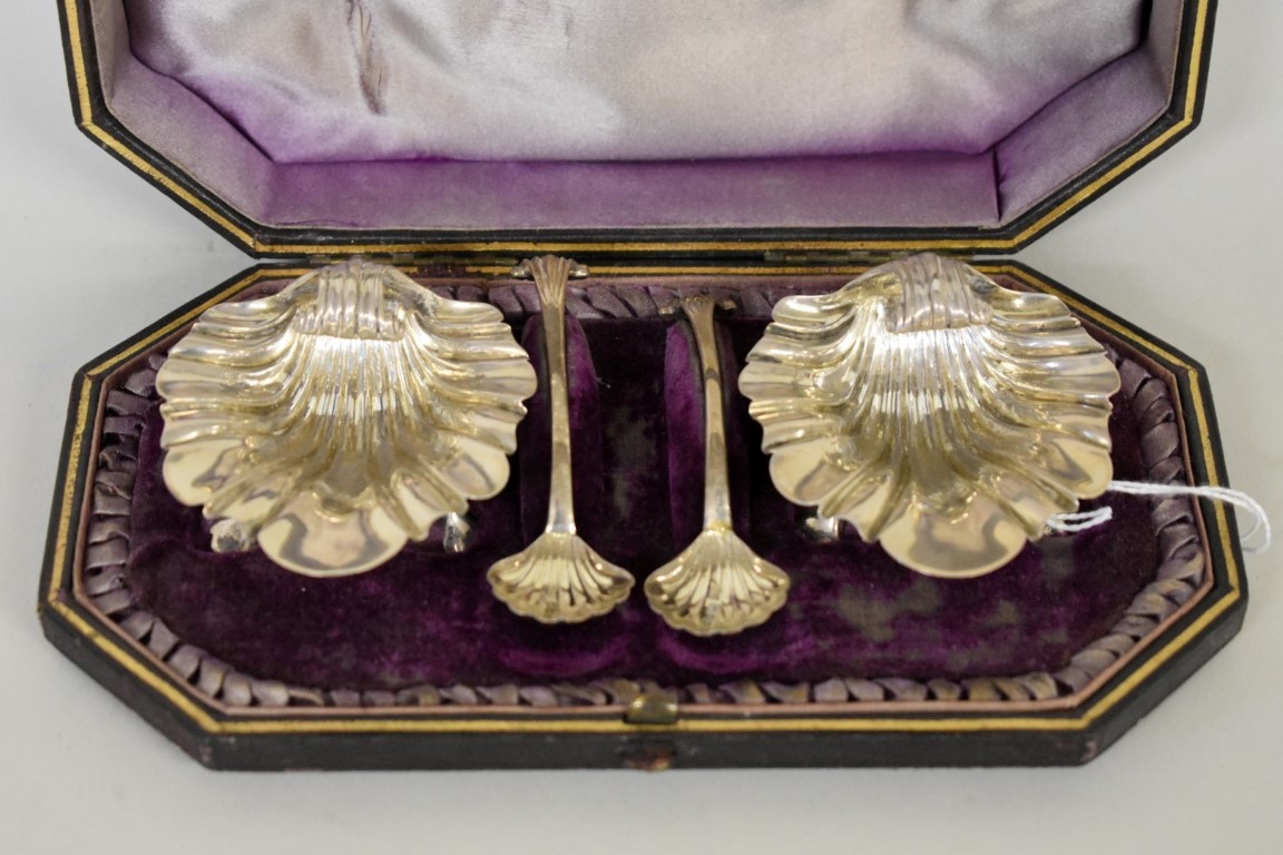 A cased pair of Victorian silver salts and spoons, by  George Unite, Birmingham 1884, 78.5g. - Image 2 of 3