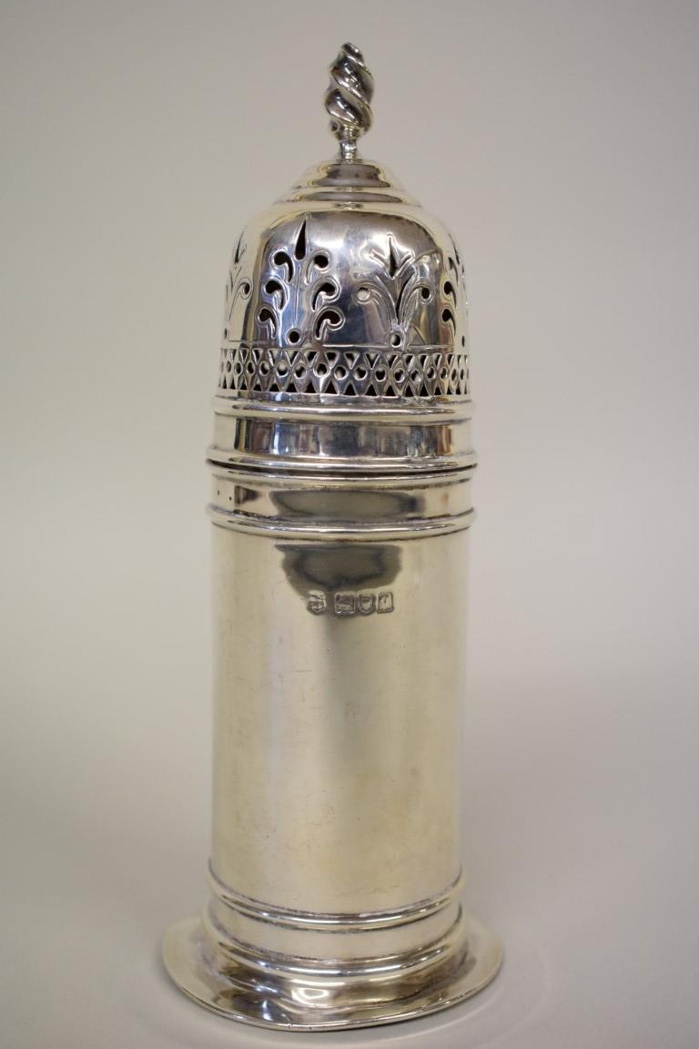 A silver caster, by Josiah Williams & Co, London 1911, 17.5cm, 173g.