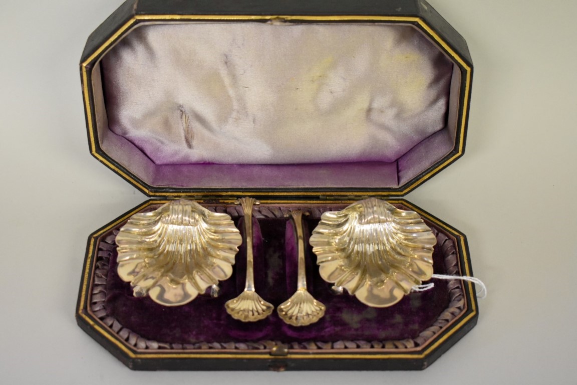 A cased pair of Victorian silver salts and spoons, by  George Unite, Birmingham 1884, 78.5g.