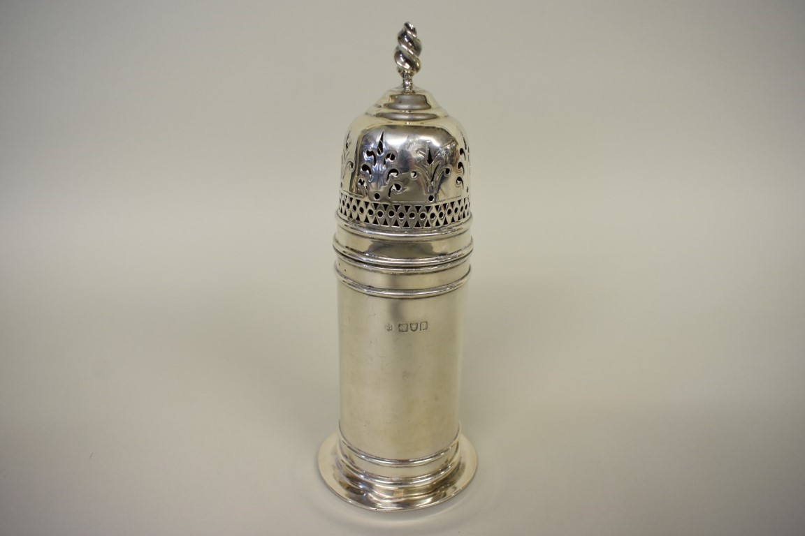 A silver caster, by Josiah Williams & Co, London 1911, 17.5cm, 173g. - Image 3 of 4