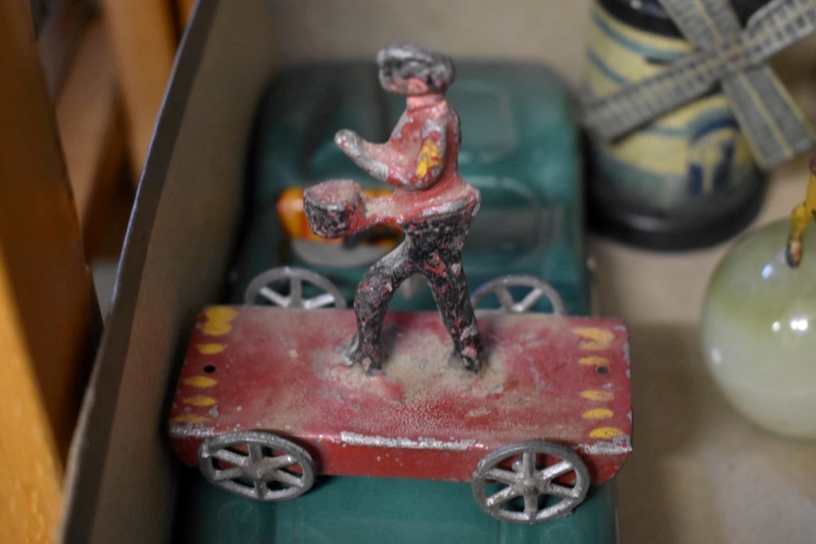 A vintage lead and tinplate pull along drummer boy; together with a further lead clown mounted on - Image 2 of 2