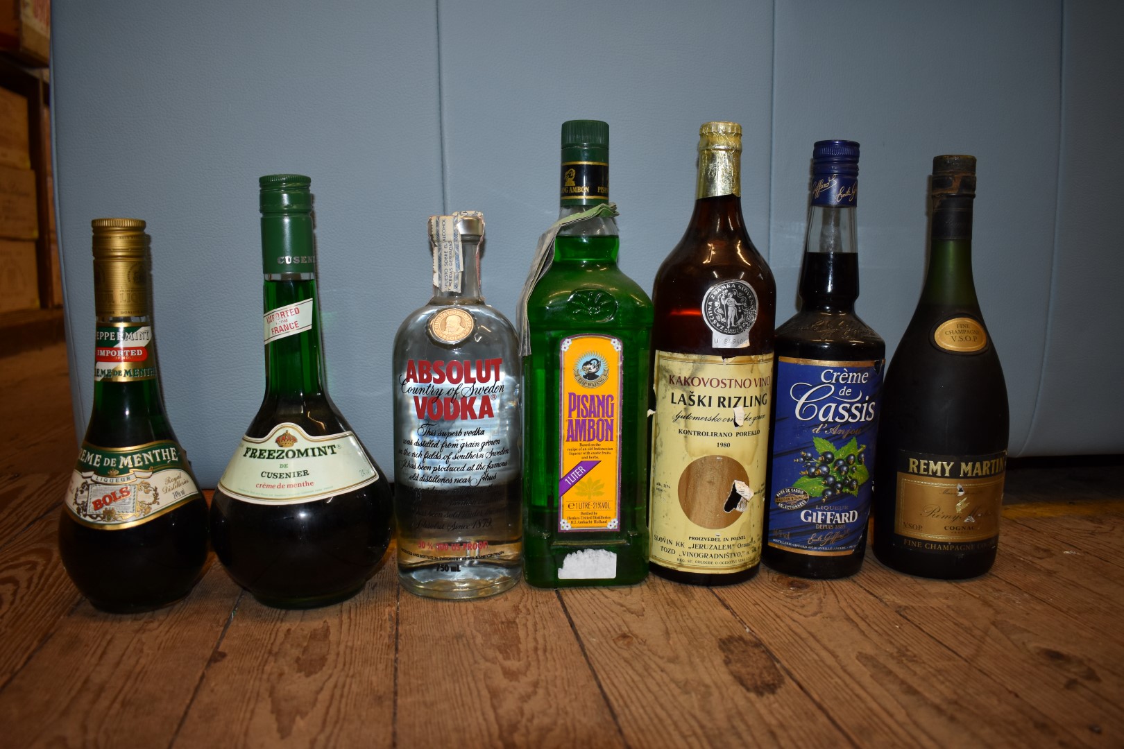 A mixed lot, to include a 70cl Remy Martin VSOP cognac.