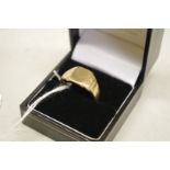 A gold signet ring, hallmarked 18ct, 7.6g.