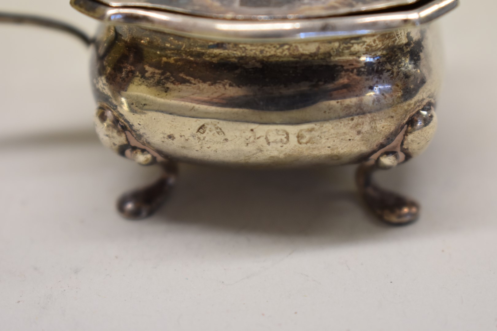 A group of silver items, to include a pair of squat candlesticks, 103g weighable - Image 5 of 6