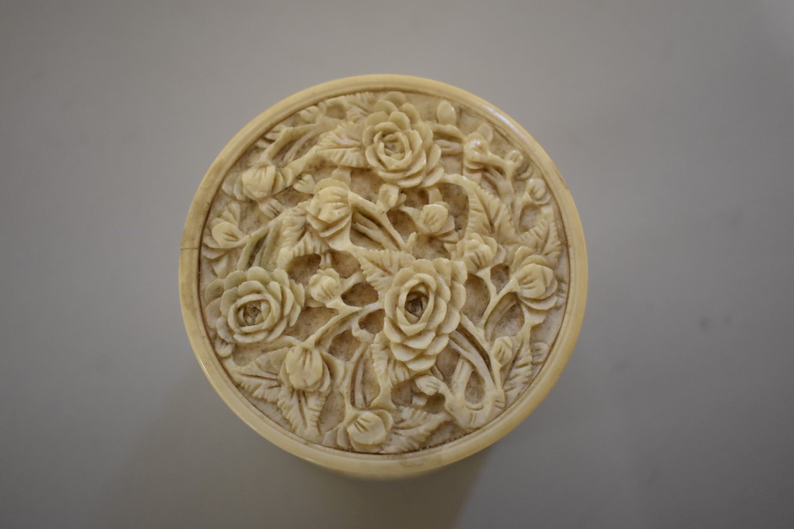 A small group of carved ivory, 19th century, comprising: a circular box and cover, 7cm high; a - Image 5 of 8