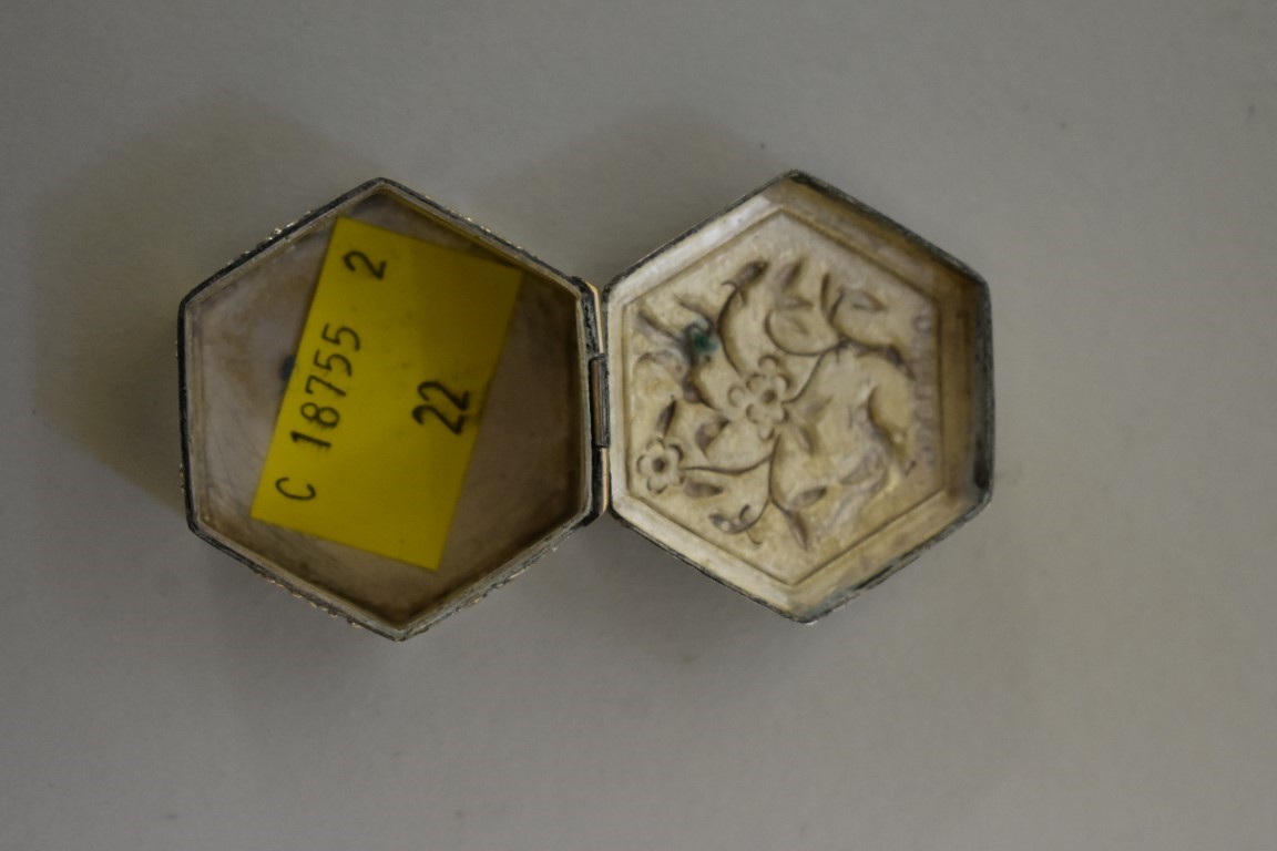 A small Chinese silver hexagonal casket, 3.7cm wide. - Image 3 of 5