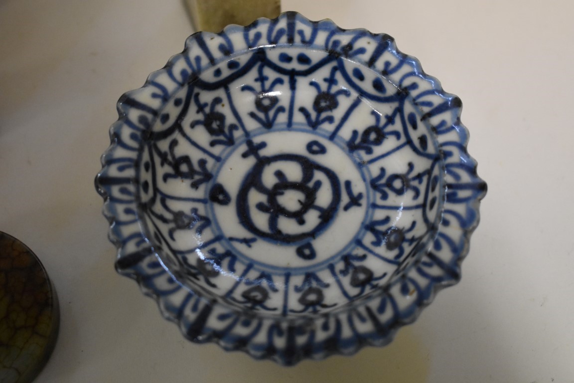 A mixed group of Chinese items, to include: a blue and white stem cup, 11cm diameter; a blue and - Image 4 of 11