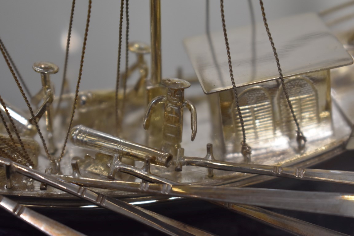 A Chinese silver model of a junk, by Wei Kei, Hong Kong, stamped sterling silver, on wood stand, the - Image 3 of 5