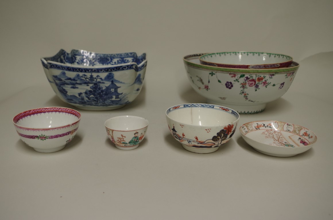 A mixed group of Chinese porcelain, 18th and 19th century, (most items s.d.). (12) - Image 2 of 7