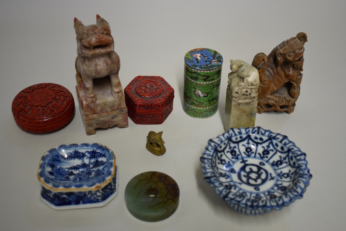 A mixed group of Chinese items, to include: a blue and white stem cup, 11cm diameter; a blue and