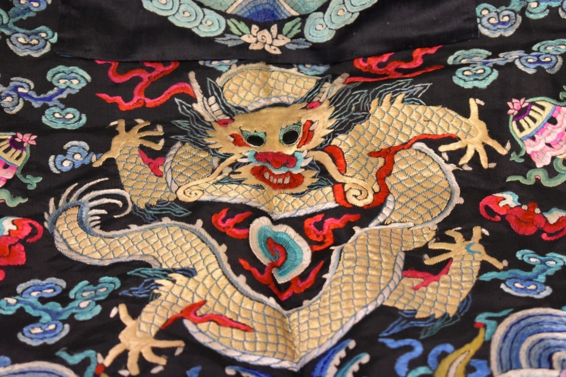 A Chinese embroidered silk robe/court waistcoat, decorated with five clawed dragons, bats, and birds - Image 7 of 7