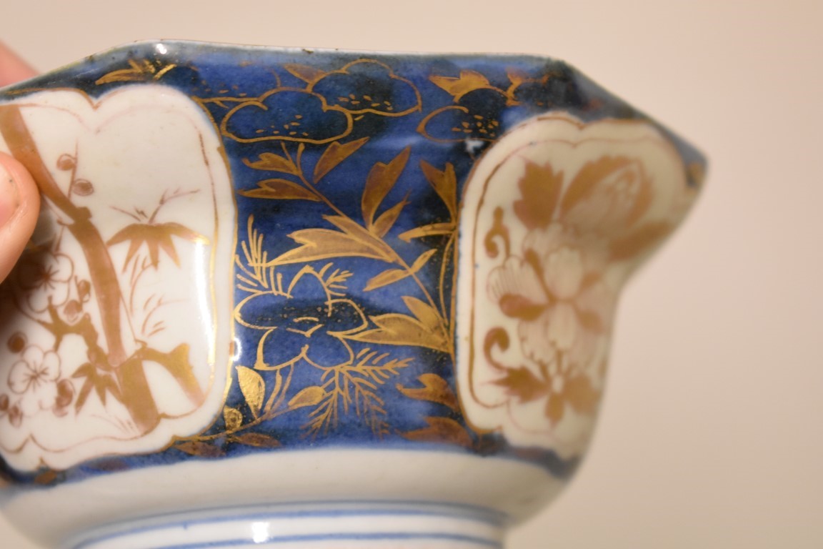 A Japanese porcelain octagonal rice bowl and cover, 19th century, gilt decorated in reserve panels - Image 3 of 6