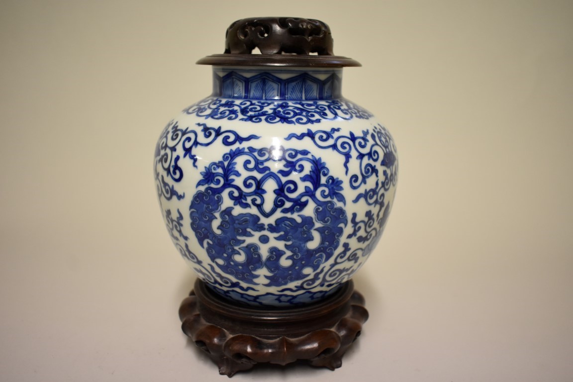 A Chinese blue and white vase, Wanli six character mark, painted with stylized roundels and - Image 2 of 5