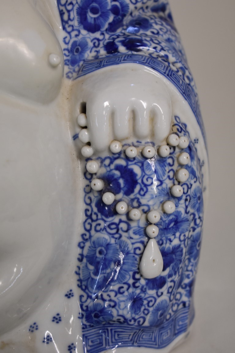 A large Chinese blue and white Buddha, seal mark of Ye Lian Deng Zao, 27cm high. - Image 5 of 9