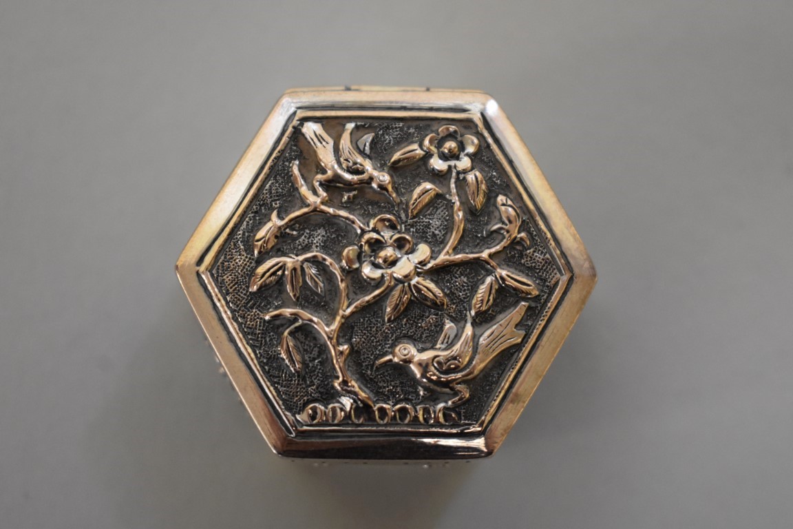 A small Chinese silver hexagonal casket, 3.7cm wide. - Image 2 of 5