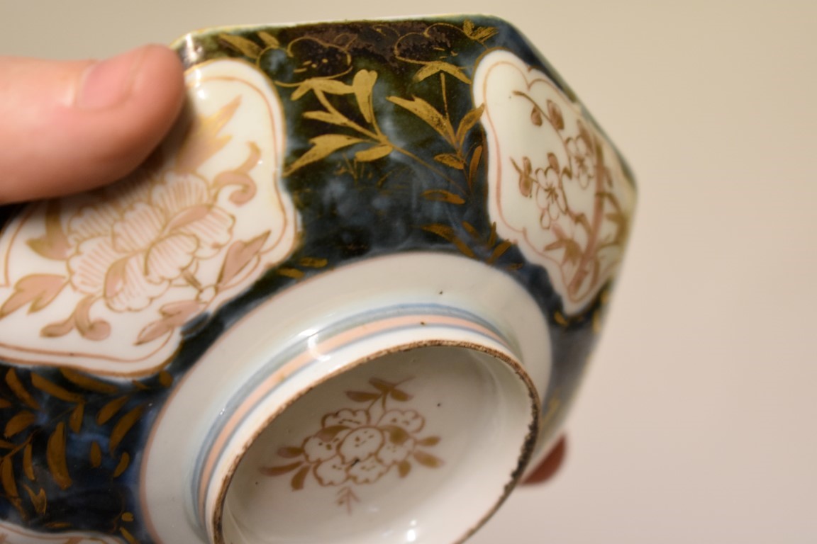 A Japanese porcelain octagonal rice bowl and cover, 19th century, gilt decorated in reserve panels - Image 6 of 6