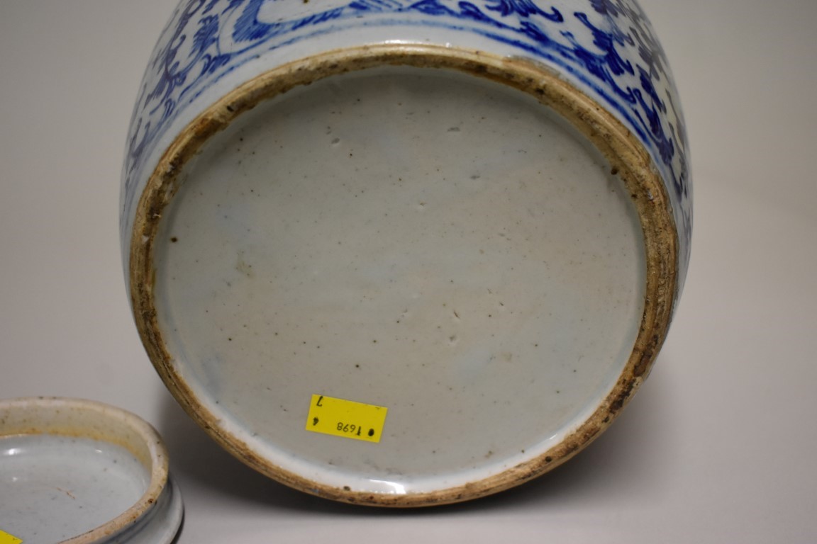 A Chinese blue and white jar and cover, 25cm high. - Image 6 of 6