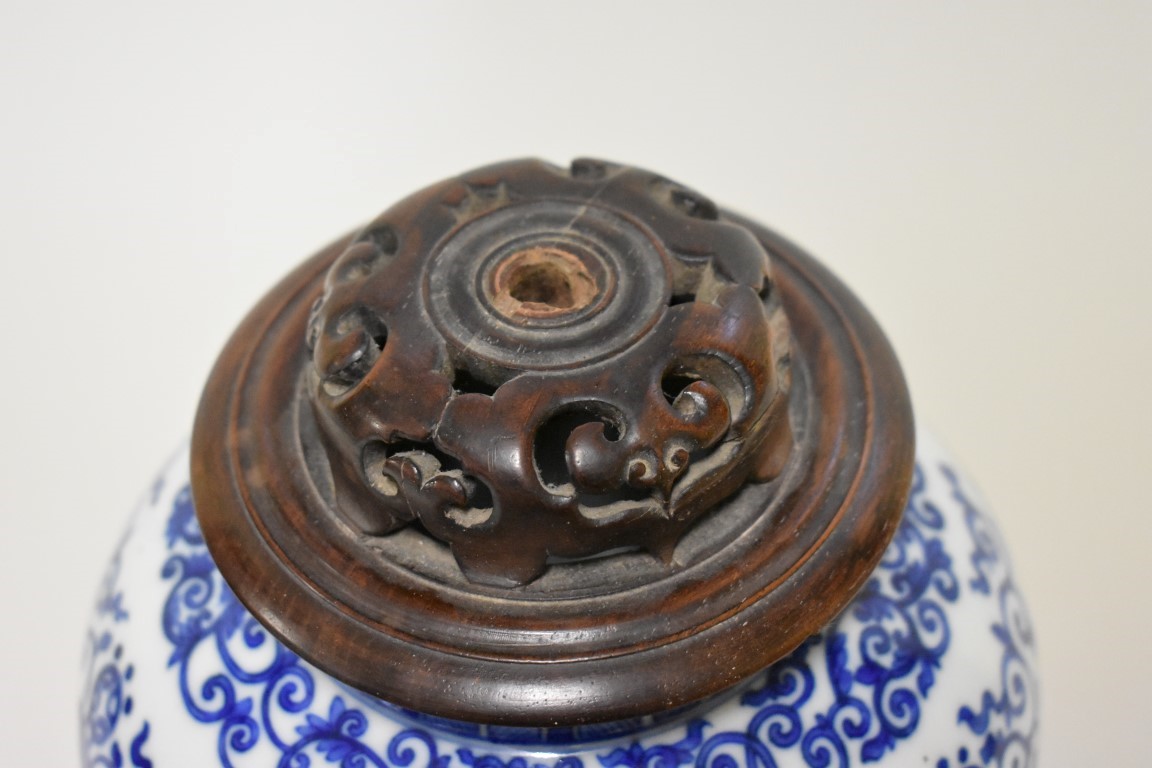 A Chinese blue and white vase, Wanli six character mark, painted with stylized roundels and - Image 3 of 5