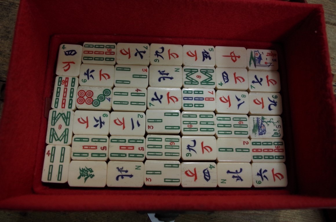 An old Chinese bone and bamboo mahjong set. - Image 5 of 9