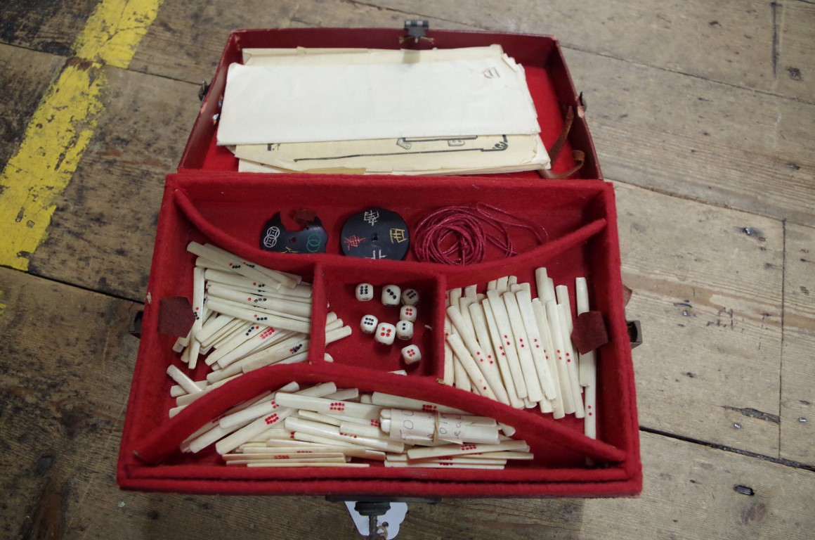 An old Chinese bone and bamboo mahjong set. - Image 2 of 9