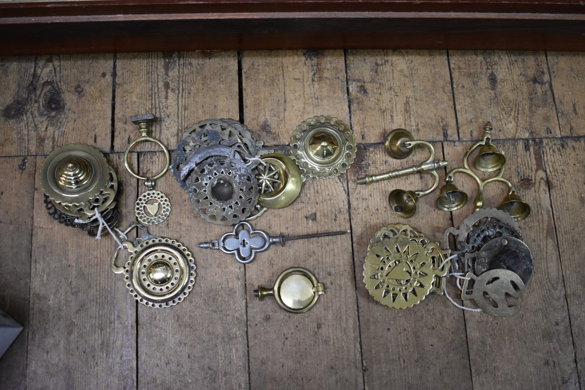 A collection of Martingales and horse brasses. - Image 4 of 7