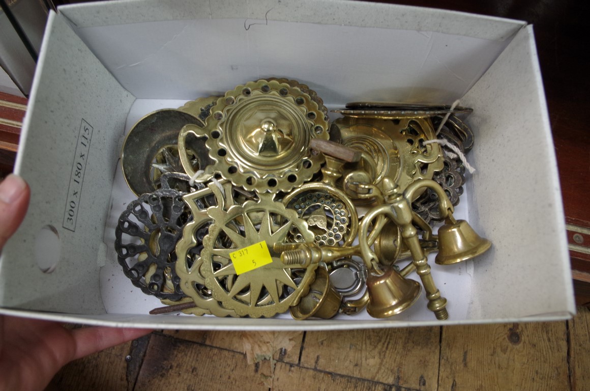 A collection of Martingales and horse brasses. - Image 3 of 7