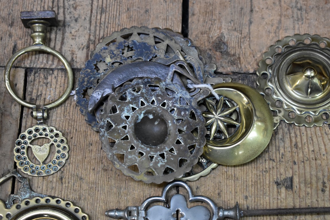 A collection of Martingales and horse brasses. - Image 6 of 7