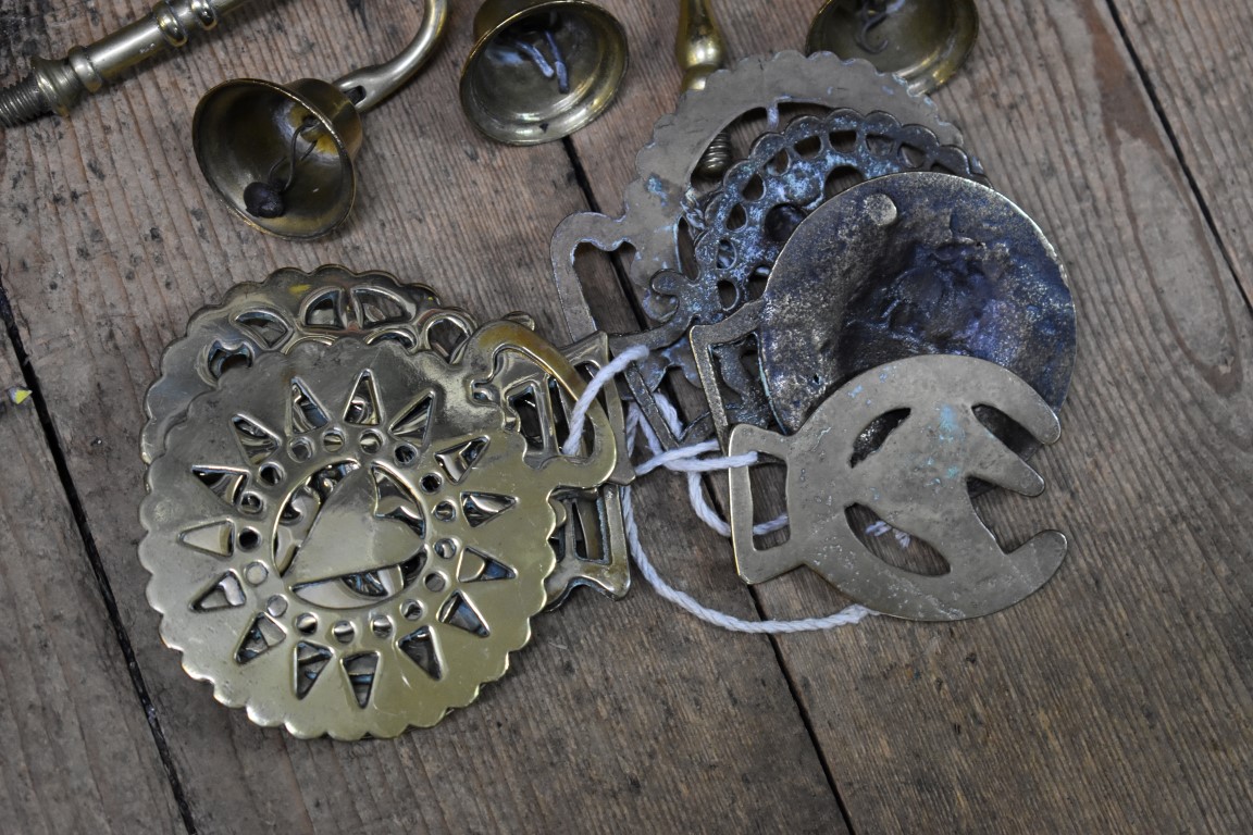 A collection of Martingales and horse brasses. - Image 5 of 7