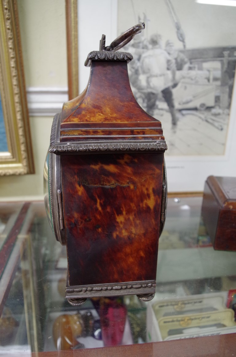 A Louis XVI style tortoiseshell and electroplate mounted mantel timepiece, 29cm high, with winding - Image 3 of 5