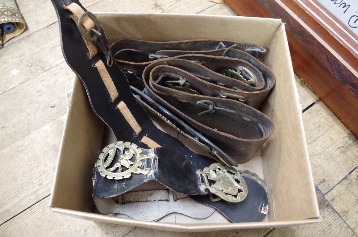 A collection of Martingales and horse brasses. - Image 2 of 7