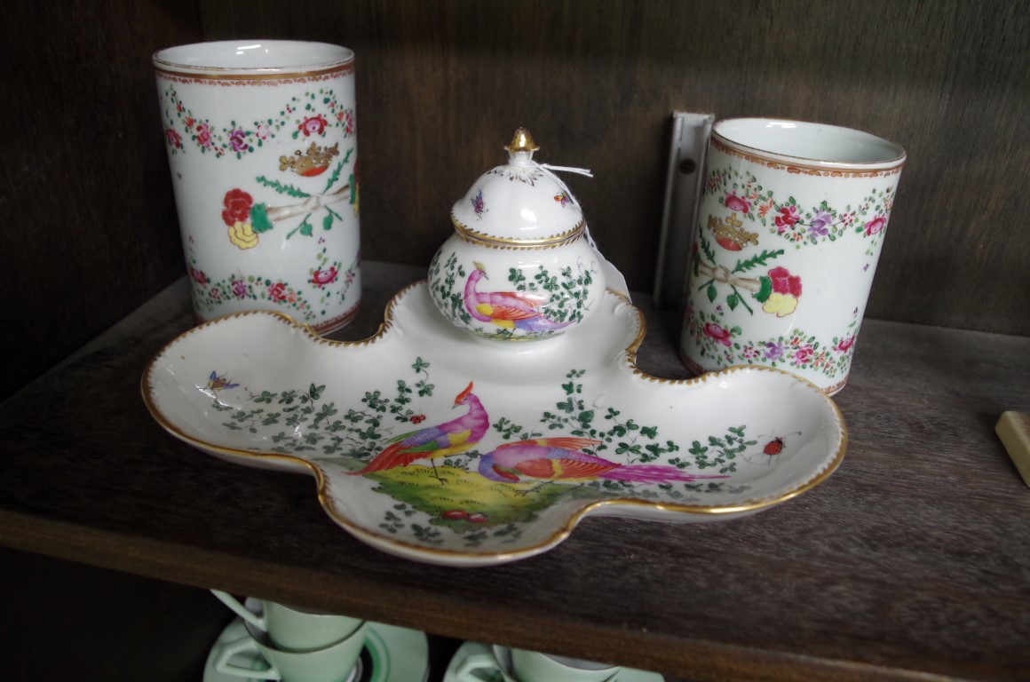 A German porcelain desk stand, 25cm wide; together with a graduated pair of Samson famille rose