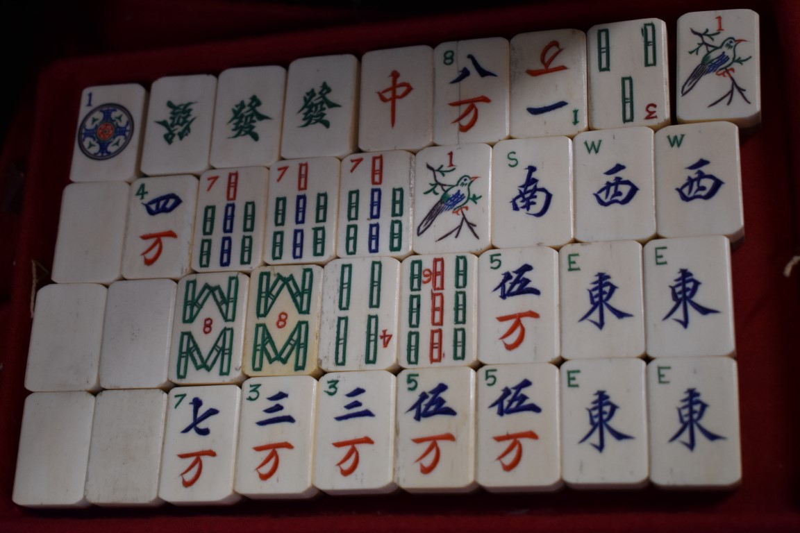 An old Chinese bone and bamboo mahjong set. - Image 9 of 9