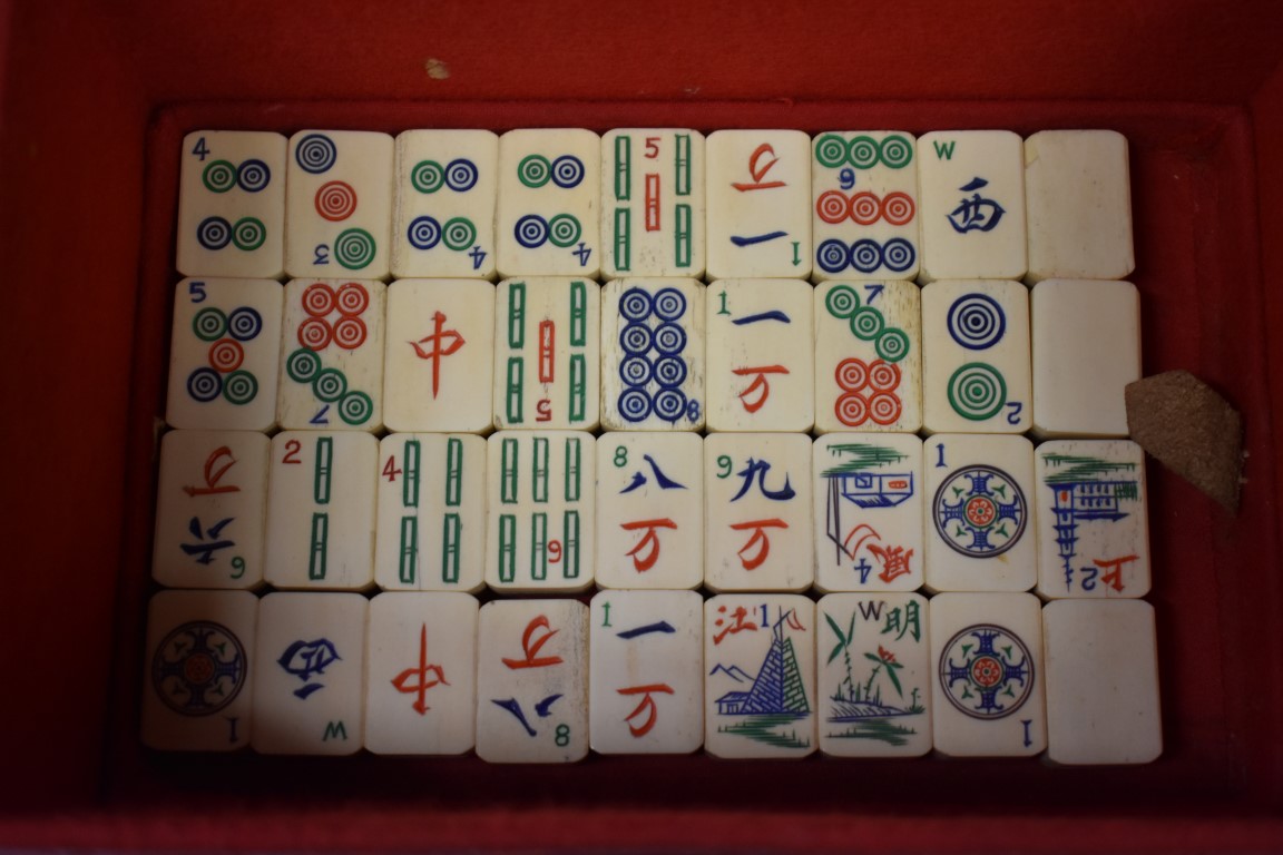 An old Chinese bone and bamboo mahjong set. - Image 6 of 9