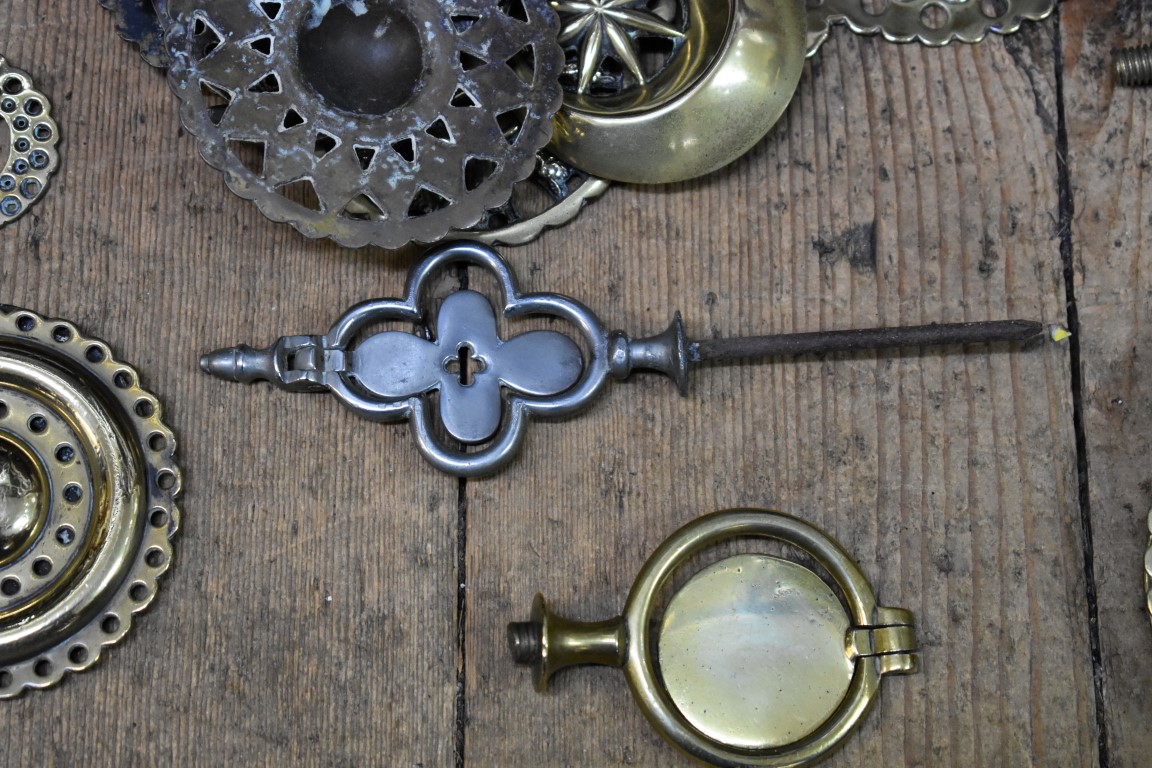 A collection of Martingales and horse brasses. - Image 7 of 7