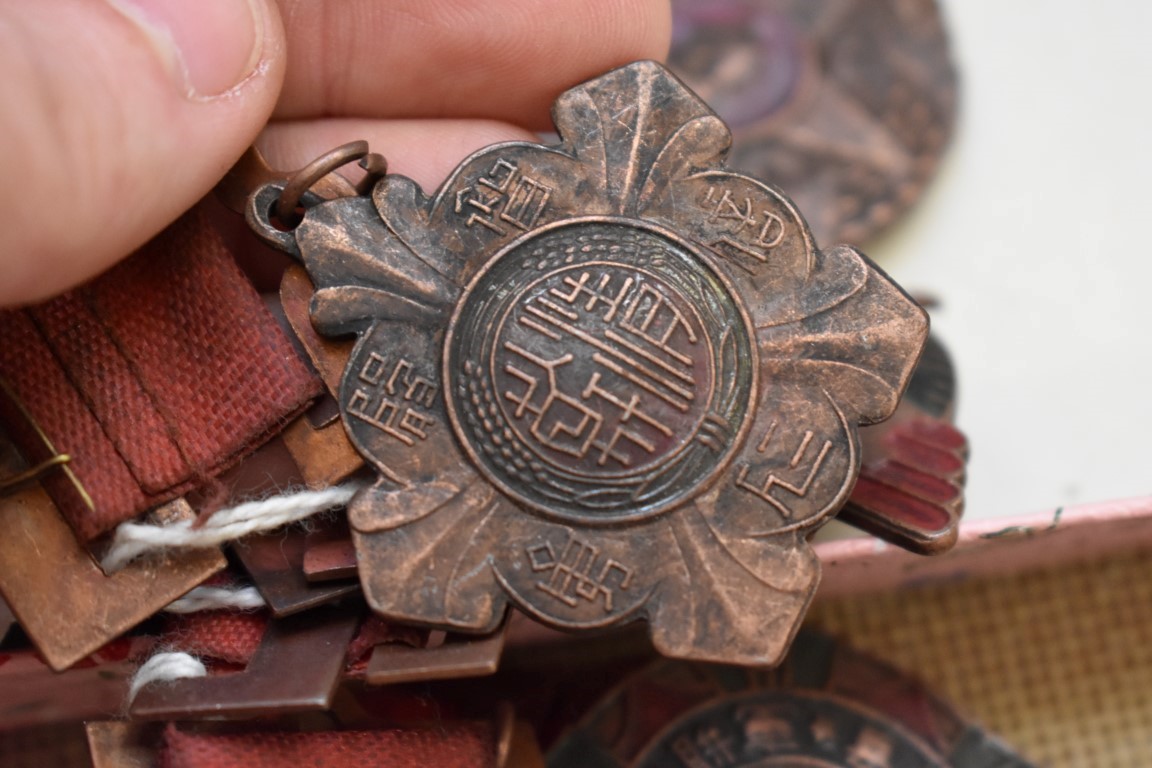 A small quantity of Chinese objects, comprising: a carved horn, 18cm long; two boat money ingots; - Image 5 of 5