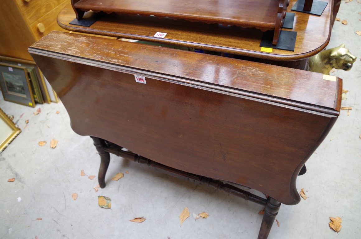 A Victorian mahogany Sutherland table, 89.5cm wide.