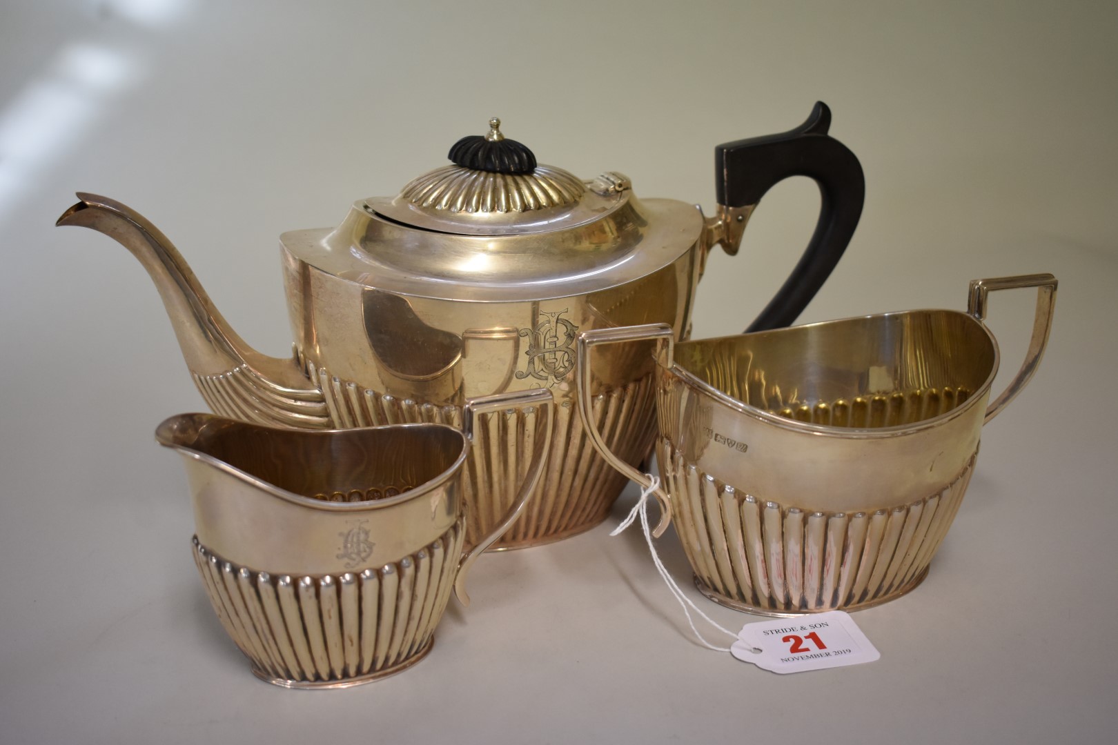 A Queen Anne style silver three piece teaset, by Barker Brothers, Chester 1920, 945g all in.