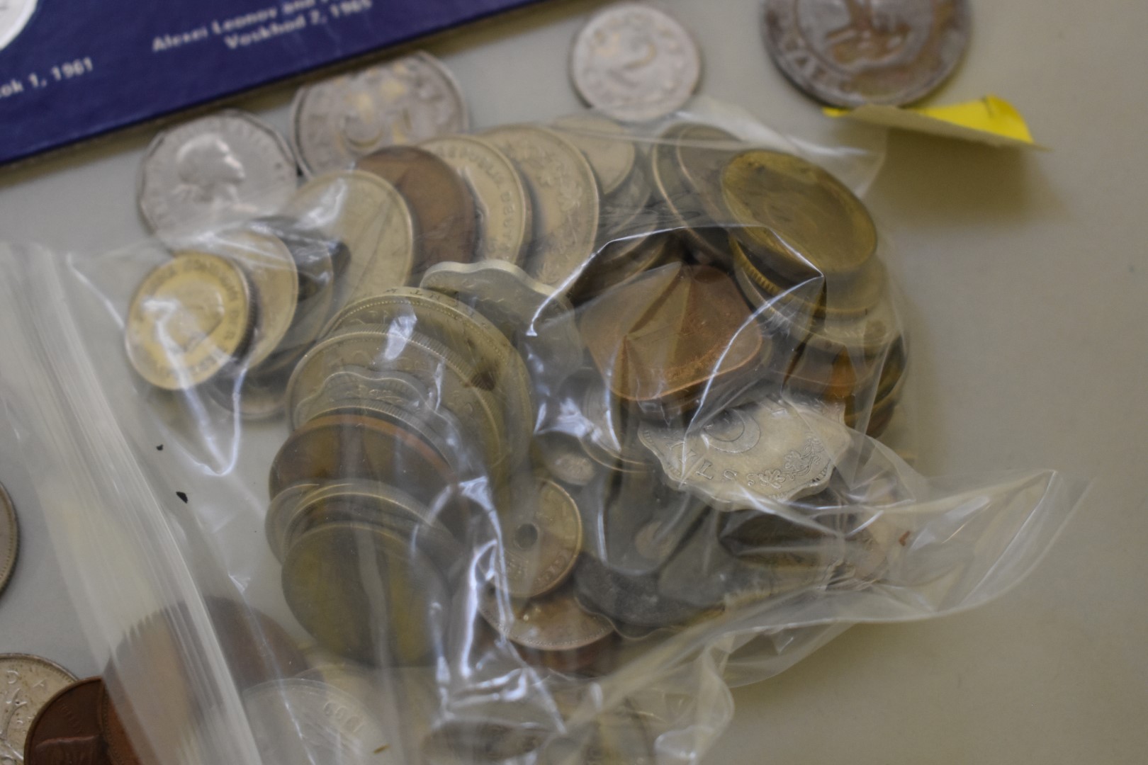Coins: a quantity of mixed UK and world coinage; together with five Shell collections. - Image 5 of 5