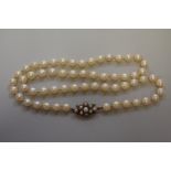 A single strand of pearls, having pearl and 9ct gold clasp, 51mm
