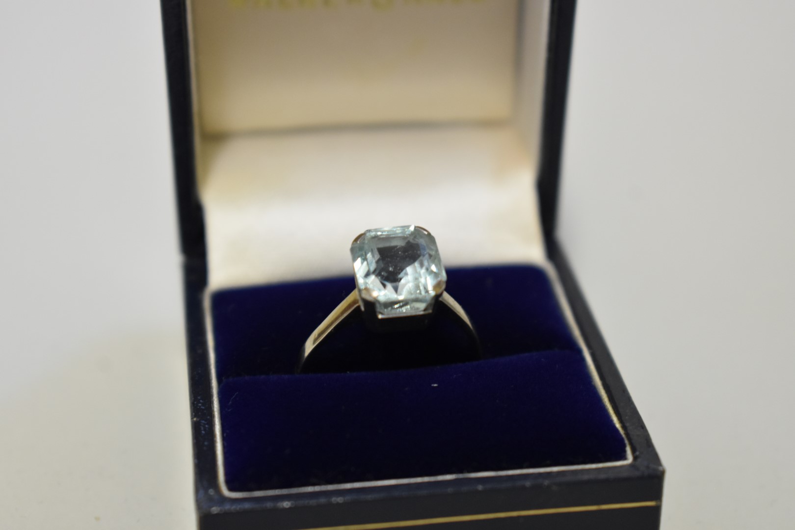 An emerald cut aquamarine white gold ring, 4gm total weight. - Image 2 of 3