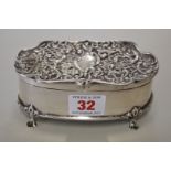 An Edwardian silver jewellery casket, by H Matthews, Birmingham 1902, 12.5cm length, 182g.