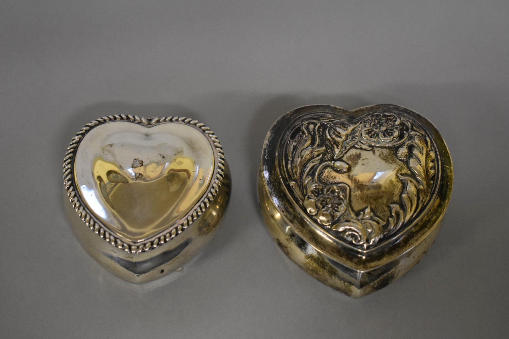 An Edwardian silver heart shaped trinket box, by Henry Matthews, Birmingham 1903, 7cm wide; together
