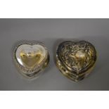 An Edwardian silver heart shaped trinket box, by Henry Matthews, Birmingham 1903, 7cm wide; together