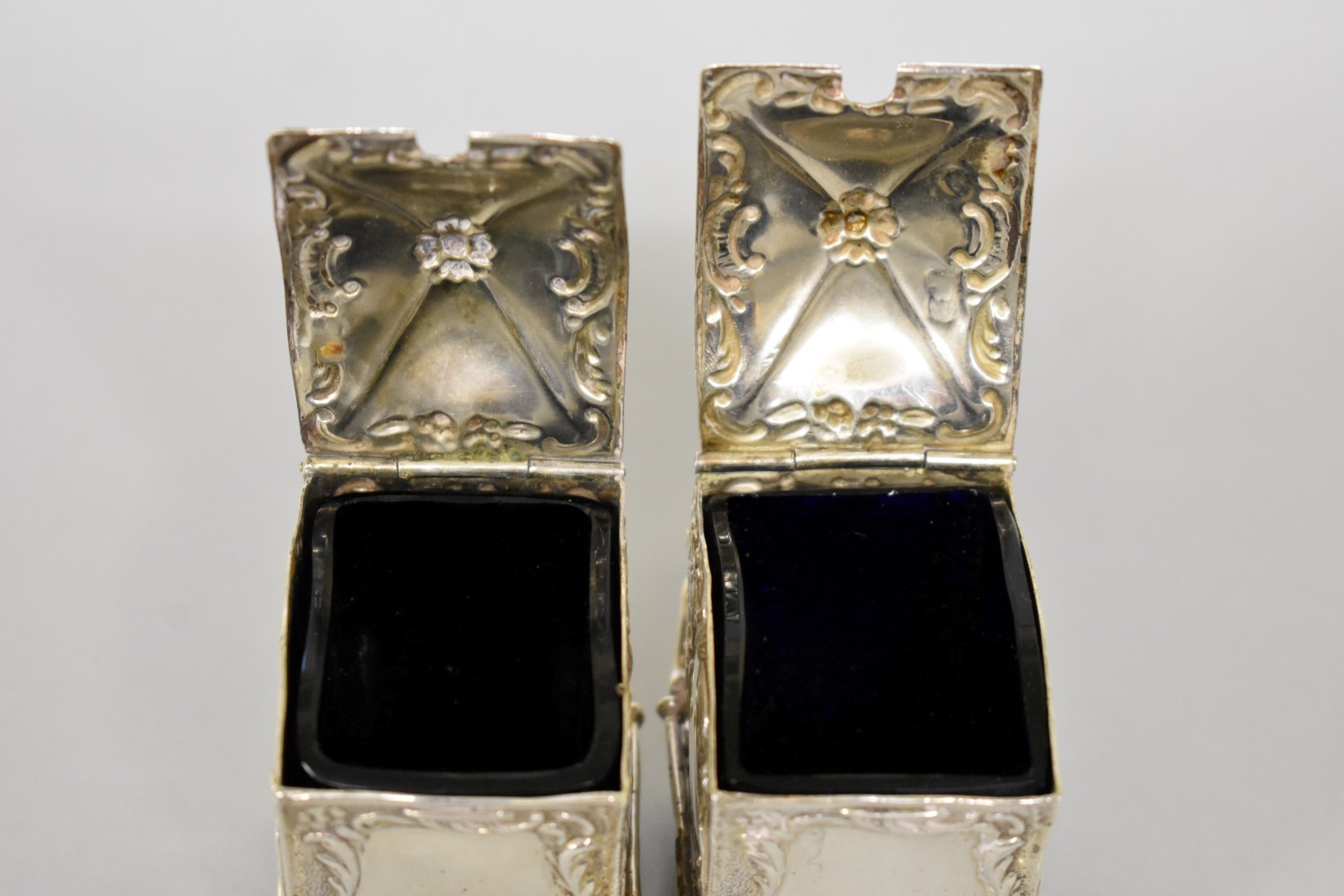 A pair of Edwardian silver novelty 'Sedan Chair' salts, by Samuel Jacob, London 1907, 5.5cm high, - Image 4 of 4