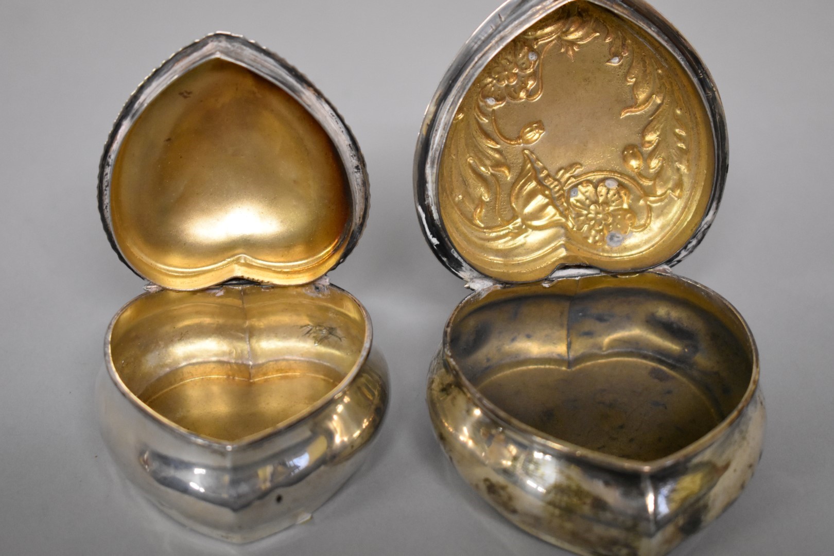 An Edwardian silver heart shaped trinket box, by Henry Matthews, Birmingham 1903, 7cm wide; together - Image 3 of 4