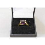 A rectangular amethyst yellow metal ring, 4g total weight.