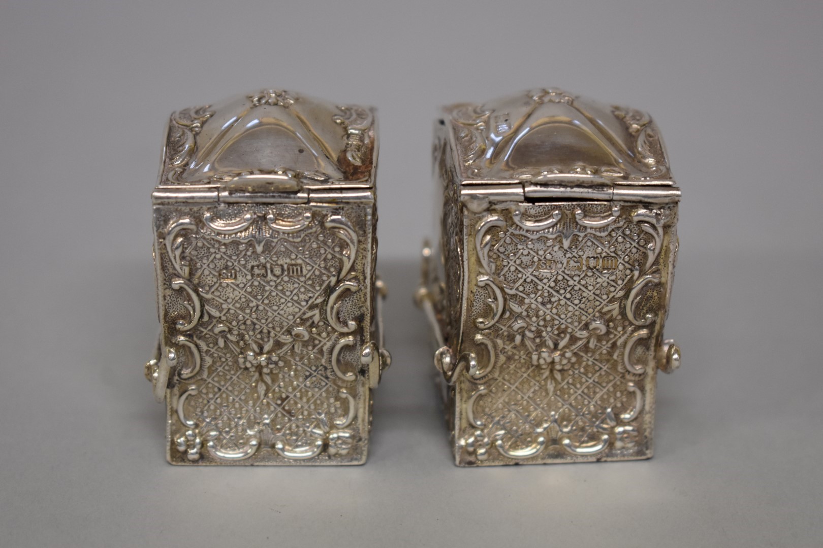 A pair of Edwardian silver novelty 'Sedan Chair' salts, by Samuel Jacob, London 1907, 5.5cm high, - Image 3 of 4