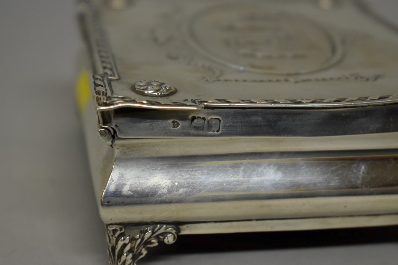 An Edwardian rectangular silver jewel box, by W Comyns, London 1906, 13cm wide, 261g all in. - Image 4 of 5